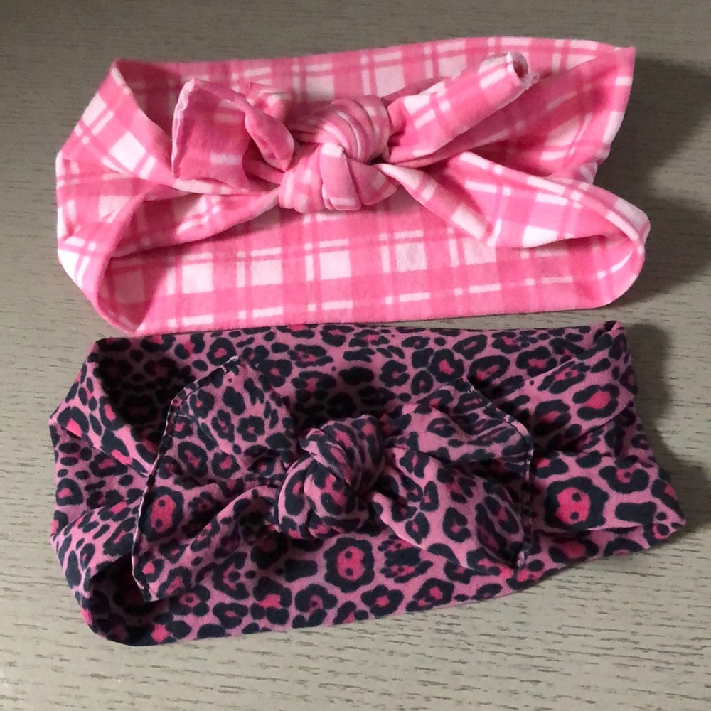 Two baby girl stretch bows